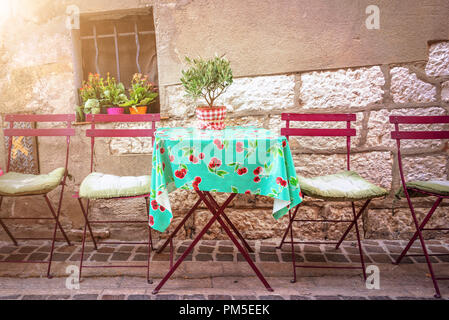 Vintage confortable terrasse de café dans une rue de Cassis sur la French rivieria, France Banque D'Images