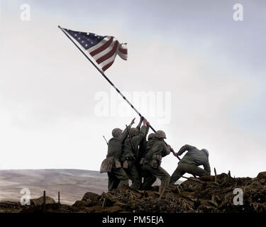 Photo du film / Publicité toujours de "drapeaux de nos pères' la montée du drapeau américain sur Iwo Jima © 2006 Dream Works Référence de fichier #  30737026THA pour un usage éditorial uniquement - Tous droits réservés Banque D'Images