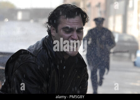 Publicité studio toujours de 'La Nuit nous appartient' Joaquin Phoenix © 2007 Columbia Pictures Crédit photo : Anne Joyce Référence de fichier #  307381958THA pour un usage éditorial uniquement - Tous droits réservés Banque D'Images