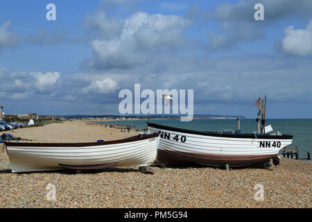 Bateaux de pêche sur la plage de galets à Pevensey Bay, Pevensey, East Sussex, Angleterre, Royaume-Uni, Europe Banque D'Images