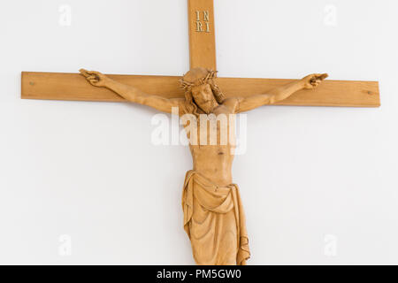 Bratislava, Slovaquie. 2018/3/18. Jésus Christ sur la croix en bois dans l'église de la Reine de la famille sur la rue Teplicka Banque D'Images