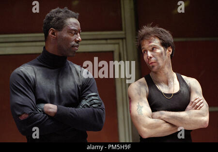 Publicité studio toujours de 'Bienvenue à Collinwood' Isaiah Washington, Sam Rockwell © 2002 Warner Brothers Crédit photo : Jamie Trueblood Banque D'Images