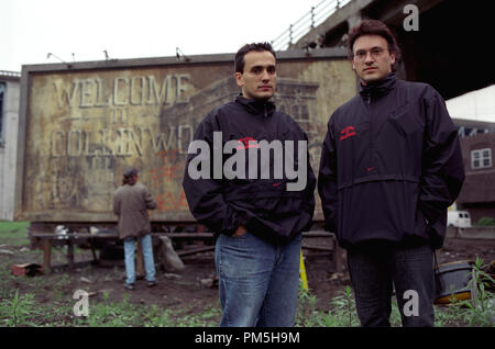 Publicité studio toujours de 'Bienvenue à Collinwood' réalisateur Joe Russo, Directeur Anthony Russo © 2002 Warner Brothers Crédit photo : Jamie Trueblood Référence de fichier #  307541354THA pour un usage éditorial uniquement - Tous droits réservés Banque D'Images