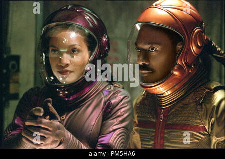 Toujours à partir de la publicité studio 'Les Aventures de Pluto Nash' Rosario Dawson, Eddie Murphy © 2002 Warner Brothers Crédit photo : Bruce McBroom Banque D'Images