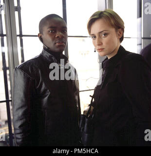 Photo du film / Publicité encore de 'MI-5' David Oyelowo, Keeley Hawes 2002 © BBC Référence de fichier #  30754139THA pour un usage éditorial uniquement - Tous droits réservés Banque D'Images