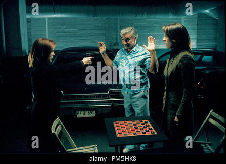 Photo du film / Publicité encore de 'X-Files' Saison 9, épisode : 'Improbable' Gillian Anderson, Annabeth Gish, Burt Reynolds Sunday, April 7, 2002 Banque D'Images