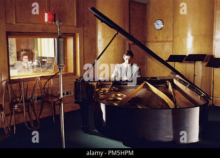 Photo du film / Publicité toujours dans "Le Pianiste" Adrien Brody © 2002 Focus Photo : Guy Ferrandis / Banque D'Images