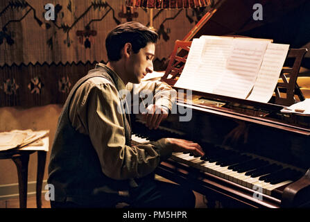 Photo du film / Publicité toujours dans "Le Pianiste" Adrien Brody © 2002 Focus Photo : Guy Ferrandis / Banque D'Images