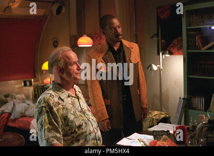 Photo du film / Publicité encore de 'Les Aventures de Pluto Nash' Peter Boyle, Eddie Murphy © 2002 Warner Brothers Crédit photo : Bruce McBroom Banque D'Images