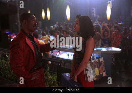 Photo du film / Publicité encore de 'Les Aventures de Pluto Nash' Eddie Murphy, Rosario Dawson © 2002 Warner Brothers Crédit photo : Bruce McBroom Banque D'Images