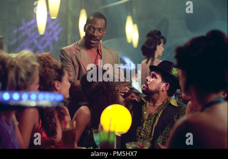 Photo du film / Publicité encore de 'Les Aventures de Pluto Nash' Eddie Murphy, Luis Guzman © 2002 Warner Brothers Crédit photo : Bruce McBroom Banque D'Images