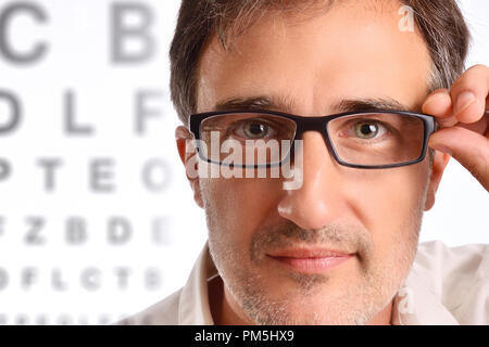 Homme séduisant avec des lunettes correctrices en consultation. Composition horizontale Banque D'Images