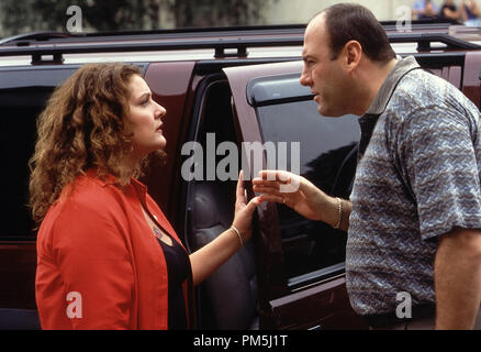 Photo du film / Publicité encore de 'The Sopranos' Aida Turturro, James Gandolfini circa 2002 Crédit photo : Barry Wetcher Référence de fichier #  30754426THA pour un usage éditorial uniquement - Tous droits réservés Banque D'Images