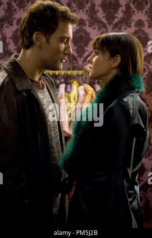 Photo du film / Publicité encore de 'Shoot'Em Up' Clive Owen, Monica Bellucci © 2007 New Line Cinema Crédit photo : James Dittiger Banque D'Images