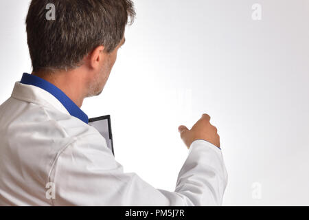 Optométriste sur son dos faisant remarquer quelque chose. Composition horizontale Banque D'Images