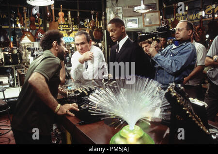 Photo du film / Publicité encore de 'Men in Black II' Tony Shaloub, Tommy Lee Jones, Will Smith, Directeur Barry Sonnenfeld © 2002 Columbia Pictures Photo Credit : Melinda Sue Gordon Référence #  30754581THA pour un usage éditorial uniquement - Tous droits réservés Banque D'Images