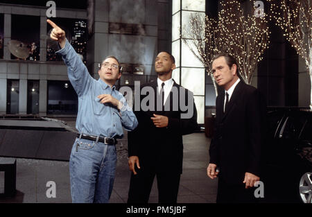 Photo du film / Publicité encore de 'Men in Black II' Réalisateur Barry Sonnenfeld, Will Smith, Tommy Lee Jones © 2002 Columbia Pictures Photo Credit : Melinda Sue Gordon Référence #  30754597THA pour un usage éditorial uniquement - Tous droits réservés Banque D'Images