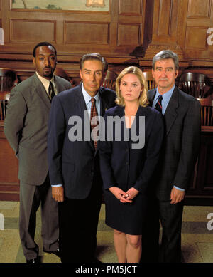 Photo du film / Publicité encore de 'la loi et l'ordre' Jesse L. Martin, Jerry Orbach, Elisabeth Rohm, Sam Waterson circa 2002 Dossier Référence #  30754625THA pour un usage éditorial uniquement - Tous droits réservés Banque D'Images