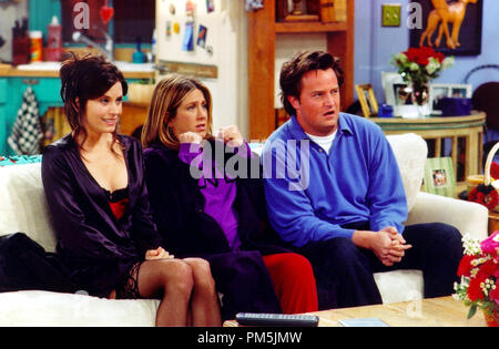 Photo du film / Publicité encore de 'amis' épisode : l'un avec la vidéo d'Accouchement Courteney Cox Arquette, Jennifer Aniston, Matthew Perry 02-07-2002 (Saison 8) Crédit photo : Danny Feld © 2002 Warner / BNC Banque D'Images