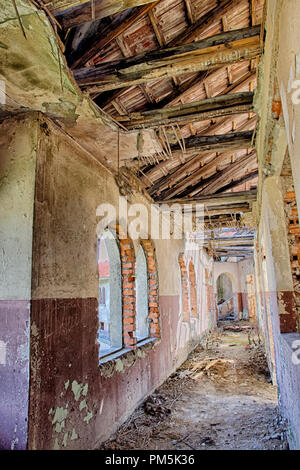 Vieille maison abandonnée en ruine vue depuis l'intérieur Banque D'Images