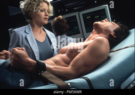 Photo du film / photos promotionnelles de 'Hollow Man' Elisabeth Shue, Kevin Bacon © 2000 Columbia Crédit photo : Stephen Vaughan #  de référence fichier 30846428THA pour un usage éditorial uniquement - Tous droits réservés Banque D'Images