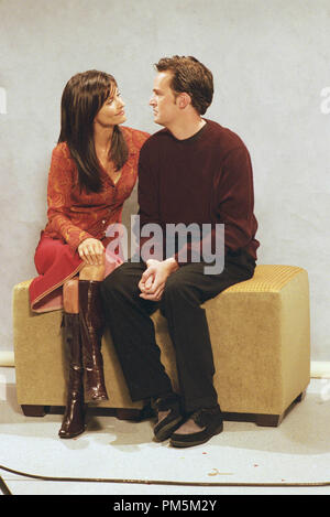 Photo du film / photos promotionnelles de 'Amis : épisode : l'un avec l'Engagement Photo Courteney Cox, Mattew Perry 11-02-2000 (Saison 7) © 2000 Warner / Référence de dossier de NBC 30846581THA pour un usage éditorial uniquement - Tous droits réservés Banque D'Images