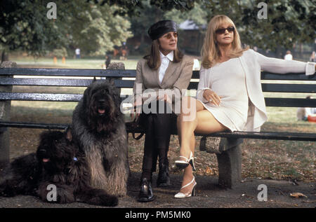 Photo du film / Publicité encore de 'Town & Country' Diane Keaton, Goldie Hawn © 2001 New Line Cinema Crédit Photo : Andrew Cooper Référence #  30847051THA pour un usage éditorial uniquement - Tous droits réservés Banque D'Images