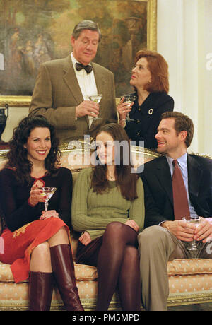 Photo du film / Publicité encore de 'Gilmore Girls' (épisode : Christopher retourne) Edward Herrmann, Kelly Bishop, Lauren Graham, Alexis Bledel, David Sutcliffe, 2001 Photo credit : Ron Batzdorff Référence de fichier #  308471045THA pour un usage éditorial uniquement - Tous droits réservés Banque D'Images