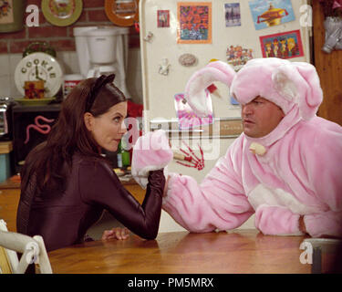 Photo du film / Publicité encore de 'amis' épisode : l'un avec l'Halloween Party Courteney Cox Arquette, Matthew Perry 11-01-2001 (Saison 8) © 2001 Warner / fichier NBC Référence #  308471081THA pour un usage éditorial uniquement - Tous droits réservés Banque D'Images