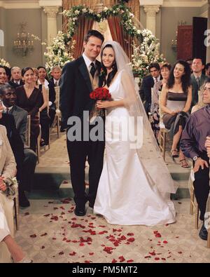 Photo du film / Publicité encore de 'amis' épisode : l'une avec le mariage de Monica et Chandler Courteney Cox Arquette, Matthew Perry 05-17-2001 (Saison 7) Crédit photo : Danny Feld © 2001 Warner / fichier NBC Référence #  308471085THA pour un usage éditorial uniquement - Tous droits réservés Banque D'Images