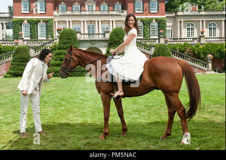 (L-r) RUSSELL BRAND comme Arthur et Jennifer Garner comme Susan en Warner Bros Pictures comédie romantique ARTHUR, un communiqué de Warner Bros Pictures. Banque D'Images