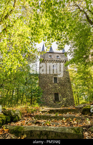 Dianaburg, ancien pavillon de chasse romantique ou Jagdschloss, caché dans la forêt près de Greifenstein, Hesse, Allemagne Banque D'Images