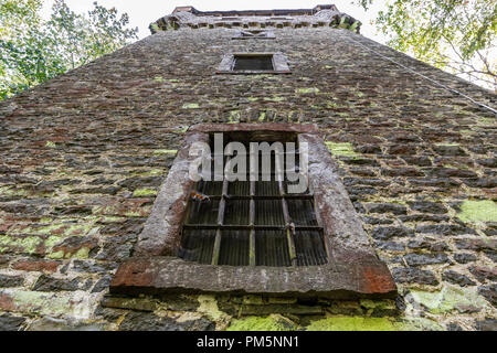 Dianaburg, ancien pavillon de chasse romantique ou Jagdschloss, caché dans la forêt près de Greifenstein, Hesse, Allemagne Banque D'Images