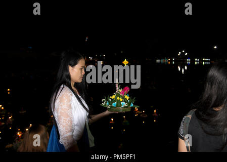 La Thaïlande, Koh Samui, Loy Krathong Festival, femme avec des fleurs