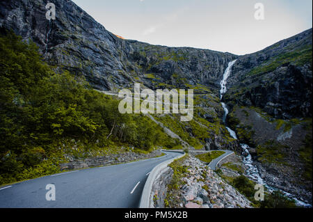 Trollstigen - route de montagne en Norvège. Vue à partir du haut Banque D'Images