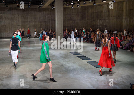 Modèles sur le podium lors de la Christopher Kane Printemps/Été 2019 London Fashion Week show à la Tate Modern de Londres. Banque D'Images