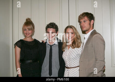 Dianna Agron, Callan McAuliffe, Teresa Palmer et Alex Pettyfer 'I Am Number Four' Session de portrait, le 20 novembre 2010. La reproduction par les tabloïds américains est absolument interdit. Référence #  30790 Fichier 018CCR pour un usage éditorial uniquement - Tous droits réservés Banque D'Images