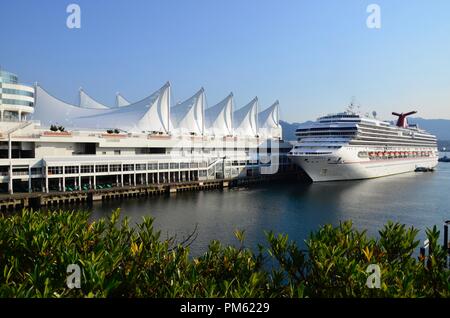 Le Bateau De Croisière Est Amarré À La Place Du Canada, Vancouver (Colombie-Britannique), Canada Banque D'Images