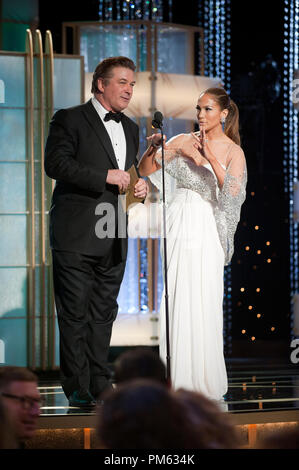 Alec Baldwin (à gauche) et Jennifer Lopez présente à la 68e assemblée annuelle Golden Globe Awards au Beverly Hilton de Los Angeles, CA le dimanche, 16 janvier 2011. Banque D'Images