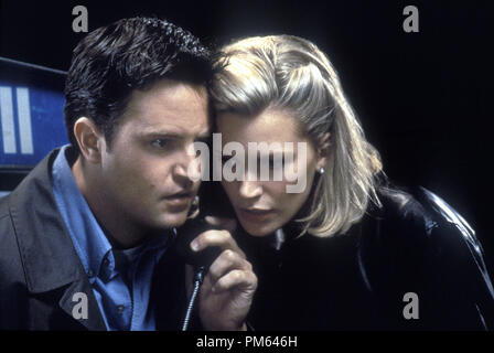 Photo du film / photos promotionnelles de 'Whole Nine Yards' Matthew Perry et Natasha Henstridge © 2000 Warner Crédit photo : Pierre Vinet Référence #  30846012THA pour un usage éditorial uniquement - Tous droits réservés Banque D'Images