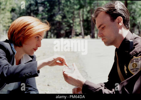 Photo du film / photos promotionnelles de 'X-Files' Saison 8, épisode : 'Requiem' Gillian Anderson, Zachary Ansley 21 mai 2000 Dossier n° Référence 30846070THA pour un usage éditorial uniquement - Tous droits réservés Banque D'Images