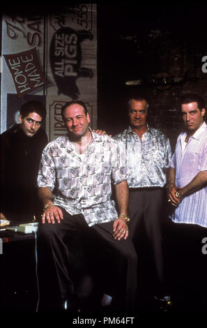 Photo du film / photos promotionnelles de 'The Sopranos' Michael Imperioli, James Gandolfini, Tony Sirico, Steve Van Zandt © 2000 HBO Référence de dossier #  30846096THA pour un usage éditorial uniquement - Tous droits réservés Banque D'Images