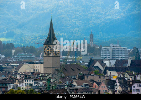 Centre de Zurich. Droit de l'ancienne ville européenne, vue d'en haut. Belle maison et chapelle. Banque D'Images