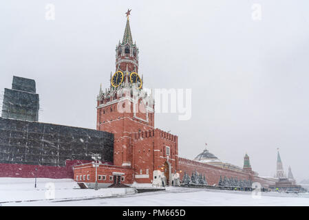 Vue sur le Kremlin et la place Rouge dans la neige en hiver à Moscou. La Russie Banque D'Images