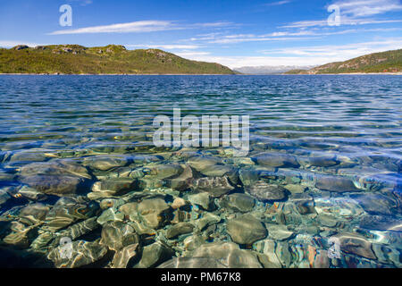 L'eau limpide du lac Mosvatn (Mosvann) dans le comté de Telemark, Norvège Banque D'Images