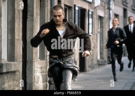 Photo du film de 'Trainspotting' Ewan McGregor, Ewen Bremner, 1996 © 1996 Miramax Crédit photo : Liam Longman Référence de dossier #  31042067THA pour un usage éditorial uniquement - Tous droits réservés Banque D'Images