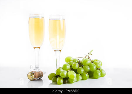 Verres de Champagne et verts sur fond blanc Banque D'Images