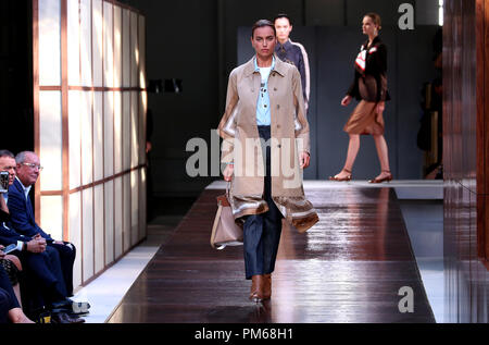 Irina Shayk modèle sur le podium au cours de la Burberry London Fashion Week SS19 show qui a eu lieu au Centre de courrier du sud de Londres. Banque D'Images