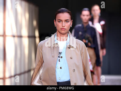 Irina Shayk modèle sur le podium au cours de la Burberry London Fashion Week SS19 show qui a eu lieu au Centre de courrier du sud de Londres. Banque D'Images