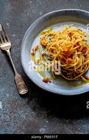 Spaghetti à la chapelure et câpres Banque D'Images